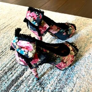 Size 7 1/2 Betsy Johnson flowered heels with a bow